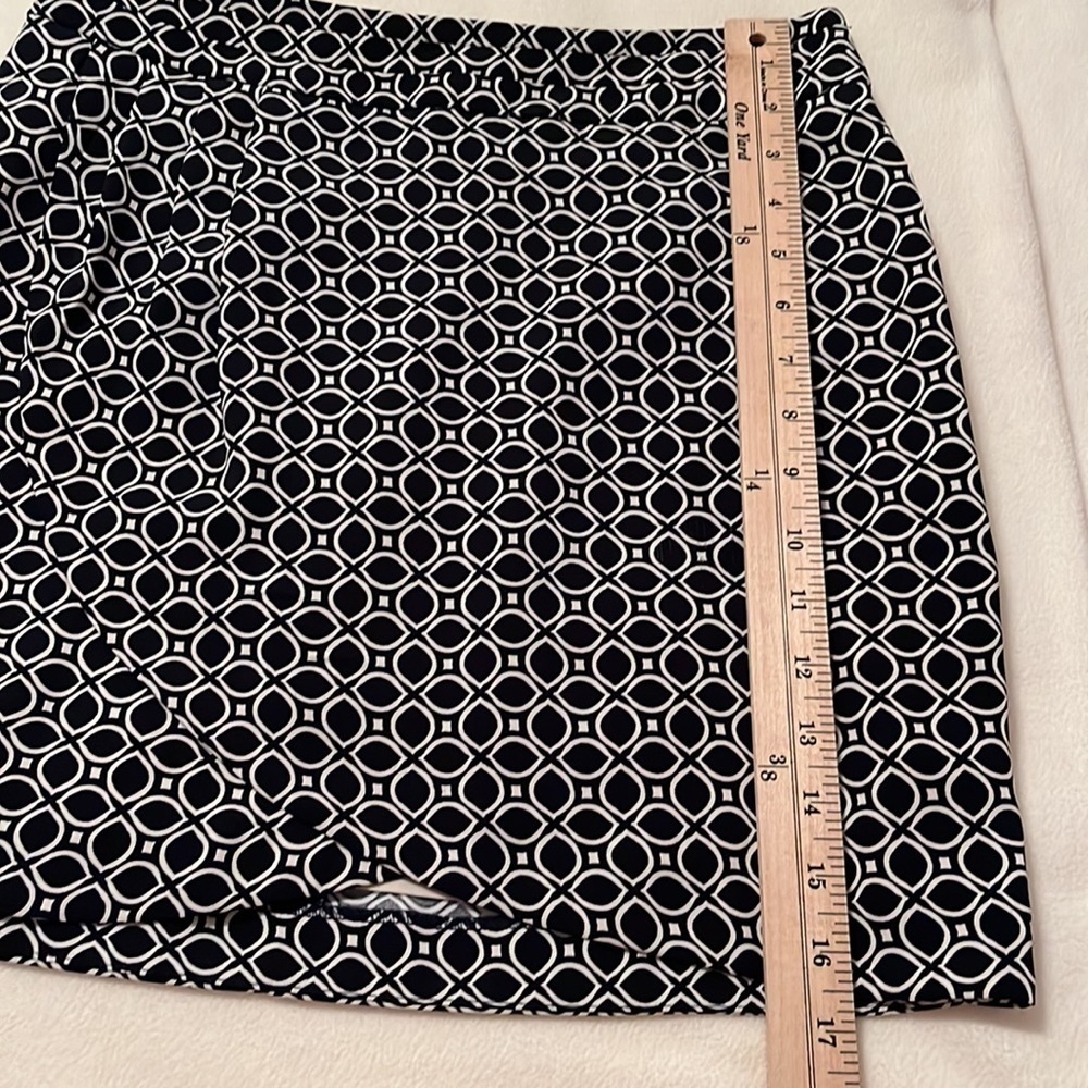 BANANA Republic skirt, black and white, size 2 - Picture 6 of 7